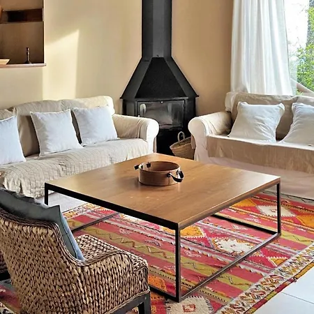 Amazing In With Wifi, 3 Bedrooms And Outdoor Swimming Pool Feriehus